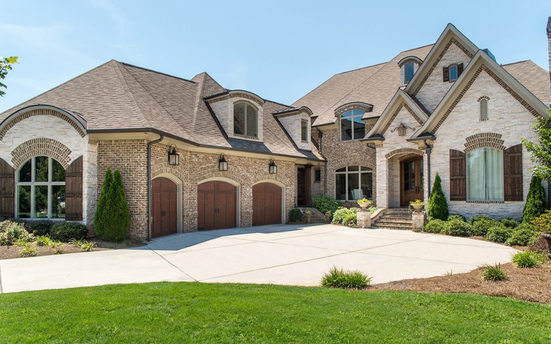 Cream Stone Veneer on home with garage | Horizon Stone