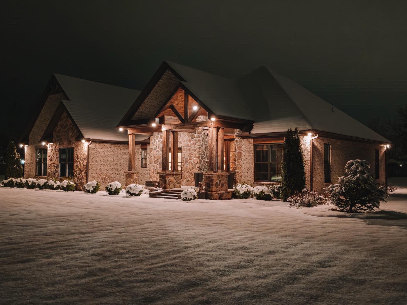  Beautiful home in the snow with the Fieldstone stone veneer from Horizon Stone