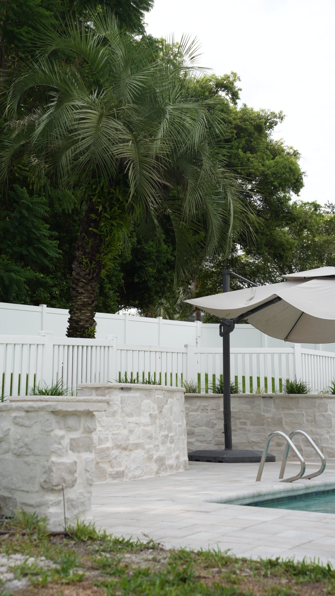 Pool feature wall built with 19th Century Hermitage manufactured stone veneer by Palm Masonry